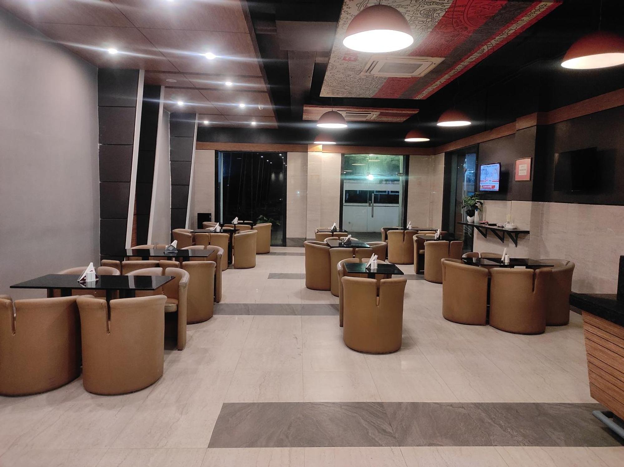 Max Hotels Prayagraj Luaran gambar