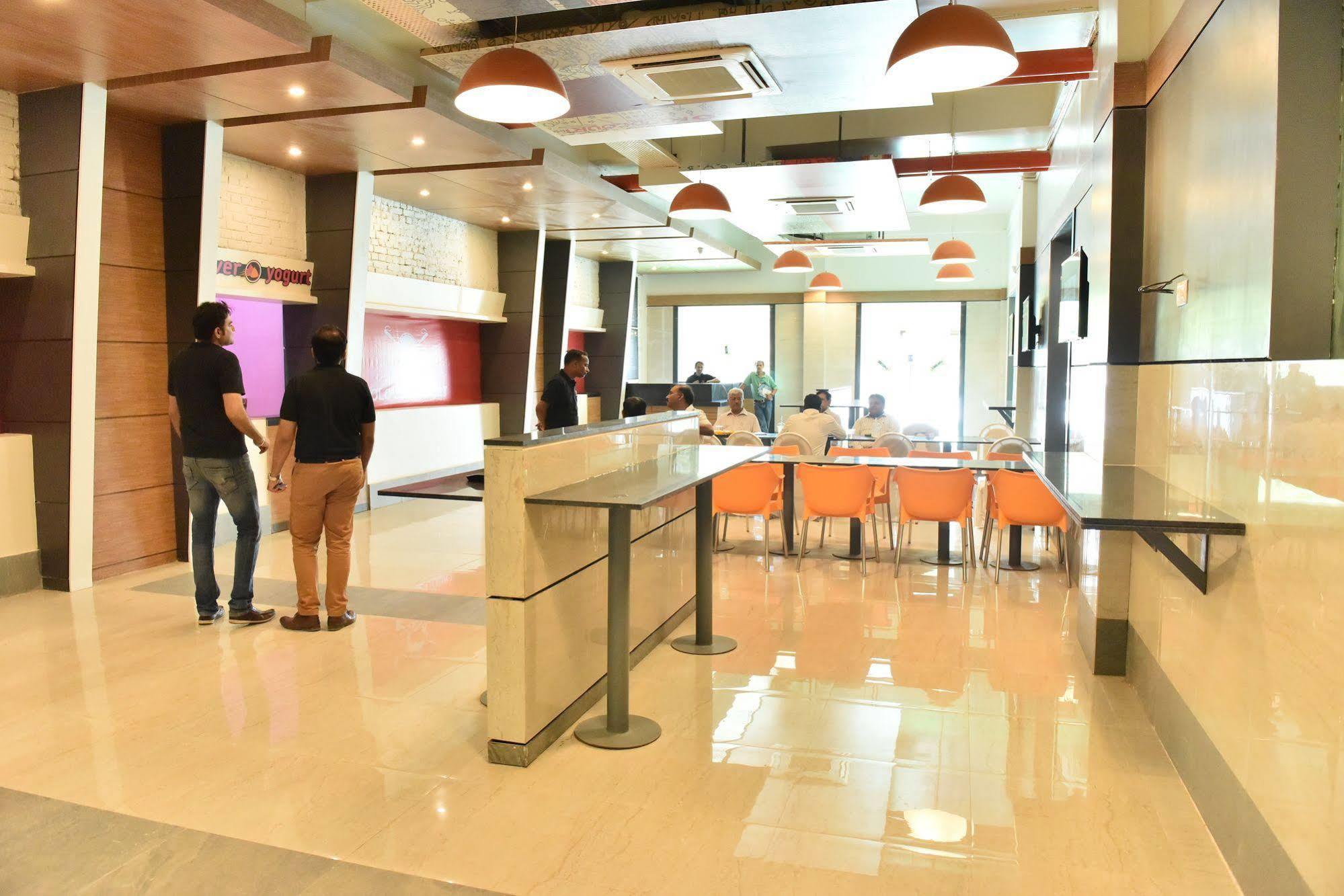 Max Hotels Prayagraj Luaran gambar