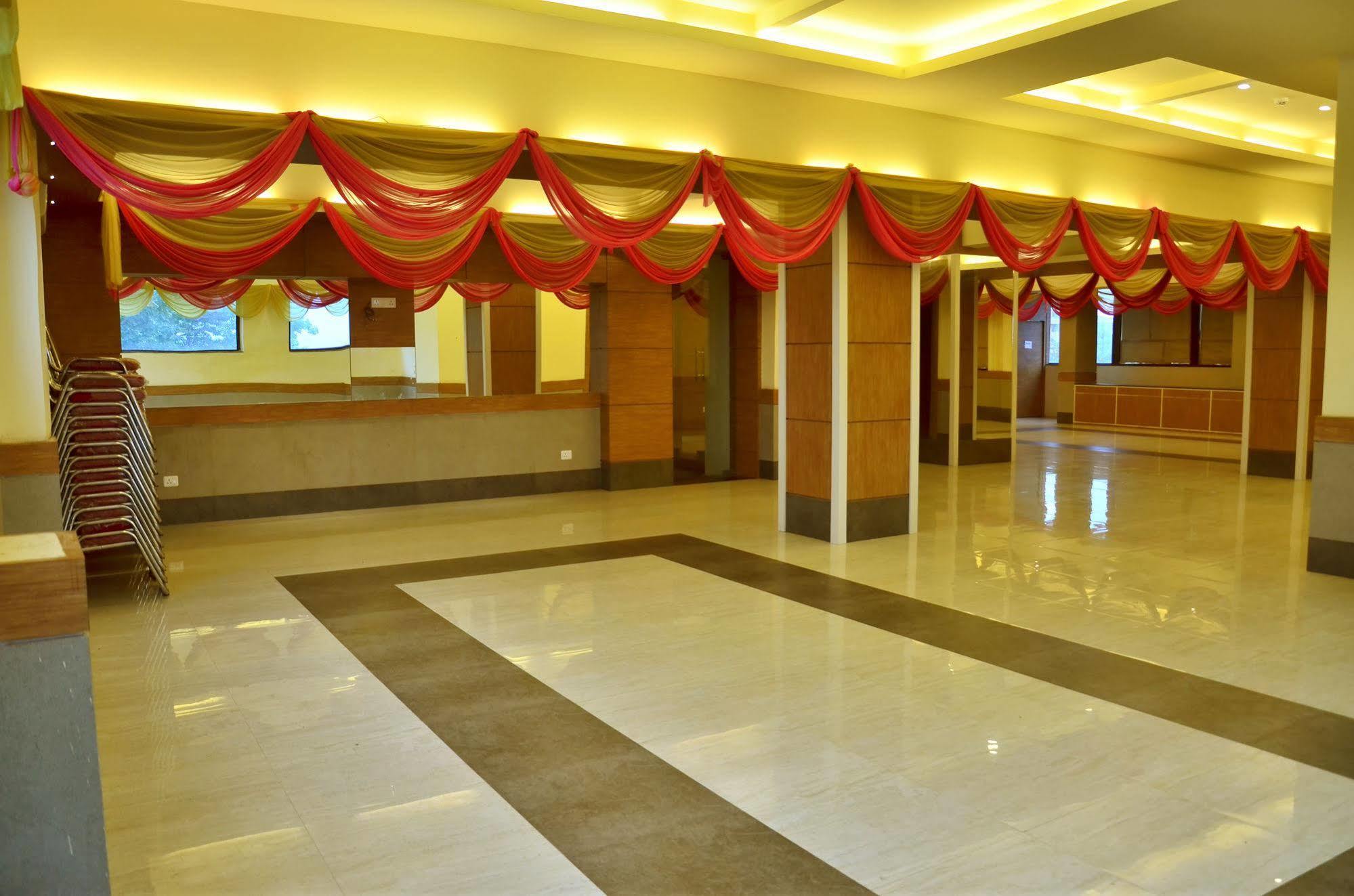 Max Hotels Prayagraj Luaran gambar
